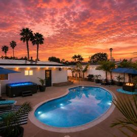 Relaxing Palms, Private Pool & Hot Tub, FirePit, 15 mins to beaches, Zoo, Downtown, MCRD