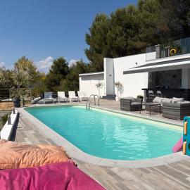 Vue Panoramique, piscine chauffée, jacuzzi & calme、Colomarsのホテル