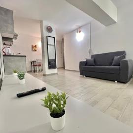 Abruzzi Home, graziosa soluzione nel cuore di Cologno Monzese, a pochi passi da Metropolitana Cologno Monzese Sud linea Verde, collegamento diretto con Stazione Centrale e porta Garibaldi, tra Ospedale San Raffaele e Mediaset, hotel in Cologno Monzese