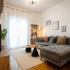 Modern & Cozy 1BR Apartment in Piraeus, hotel a El Pireu