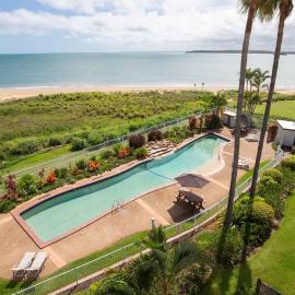 Oceanfront Views - Resort Pool - Marina Getaway, hôtel à Urangan