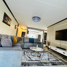 Modern Fourways -Spacious 3Bedroom Retreat& 2 bath, hotel a Trevallyn