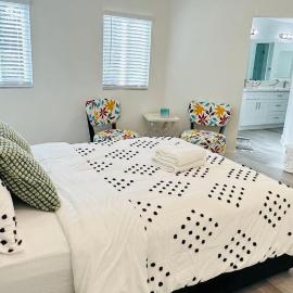 Queen Room with Private Bathroom