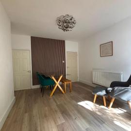 Stylish 2-Bed Runcorn Home Contractors & Families