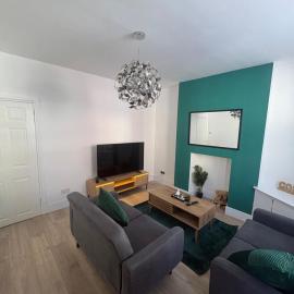 Stylish 2-Bed Runcorn Home Contractors & Families