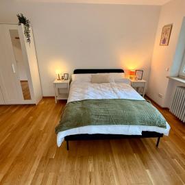 Large Munich apartment for 8 guests with 2 bathrooms