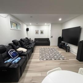 Cozy 2BR Basement Suite with cinema, hotel en Okotoks