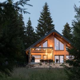 Nova Sky Lodge, Luxury Alpine Chalet with Jacuzzi and Fireplace, Baisoara, Hotel in Muntele Cacovei