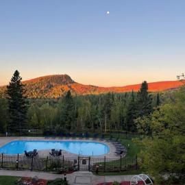 Ski-In/Ski-Out Condo at Lutsen Mtn | Pool, Hot Tub, hotel u gradu Lutsen