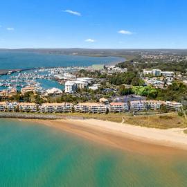Ocean Views - Waterfront Studio - Pool & Spa, hotell sihtkohas Urangan