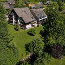 Großer Garten mit Grill,-Spiel und Sitzmöglichkeiten-umgeben von schöner Natur-Ferienhaus Albmatte – hotel w mieście St. Blasien