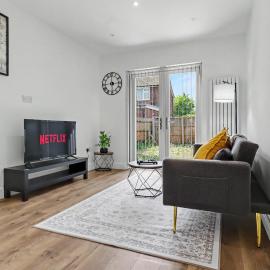 Free Parking 2 BR Heathrow LHR Terminals, hotelli kohteessa Colnbrook