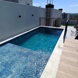 Monoambiente con piscina y cochera en Luque: Luque'de bir otel