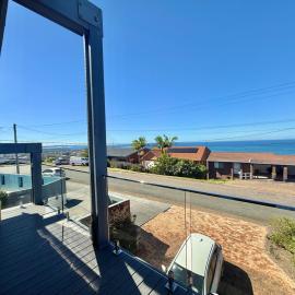 Treehouse Waterview at Caves Beach!