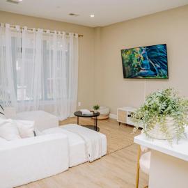 Luxe 2BR Townhouse Kendall SQ MIT Private Entry, hótel í Cambridge