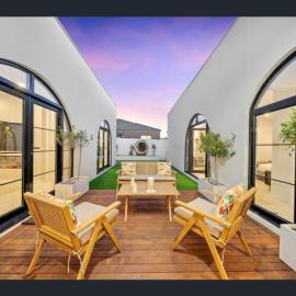 Spacious 4-Bed Family House Near Gateway Plaza