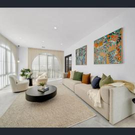 Spacious 4-Bed Family House Near Gateway Plaza