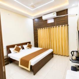 The Mahakal Comfort Haven Hotel Jag Laxmi - Near Mahakaleshwar Jyotirlinga Ujjain ! AC Rooms, Family Stay, Wi-Fi, Parking & 24x7 Guest Assistance, hotel a Ujjain