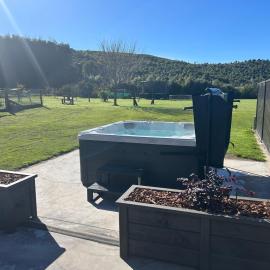 Farmstay Escape with pet farm animals and a spa