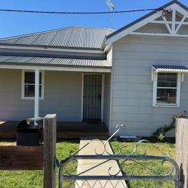 Front Country getaway in the centre of town, front, hotel a Blayney