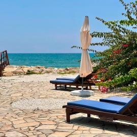 Meneou Beachfront 3BDR House gated estate, готель у місті Meneou