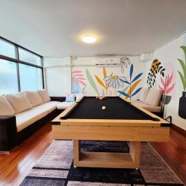 Cozy Living Sukhumvit 38 with Pool Table near BTS Thonglor