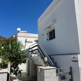 JET, luxury appartment 20m from the beach – hotel w mieście Kini