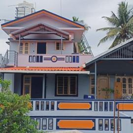 V Square Homestay, hotell i Begūr