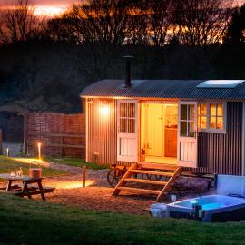 Nutkins Luxury Shepherd Hut with hot tub close to Lyme Regis