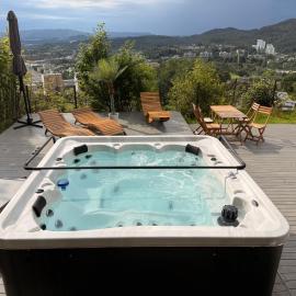 Home with 5 bedrooms, great view and garden