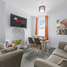 5-Bed Family & Group Stay Near Cricket Ground, Hotel in Worcester