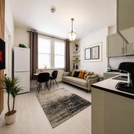 Stunning 1BR - Near Hampton Court - Free Parking
