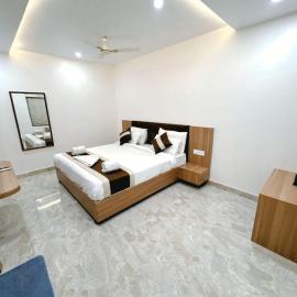 Hotel Decent High - Laxmi Nagar Metro Station