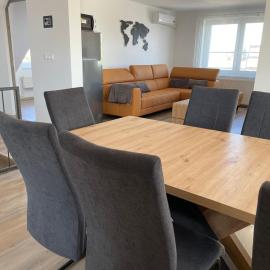 Guest House Debrecen first floor โรงแรมในCsapókert