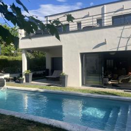 Etage privé chambre et salon bureau avec terrasse dans villa contemporaine et accès piscine