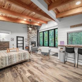 NEW - Treehouse - Dogwood, hotel v destinácii Jonesburg
