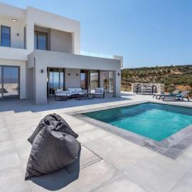 Luxurious Villa Aura Private Heated Pool & Jacuzzi, hotel em Gramvousá