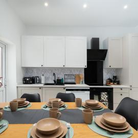 3 Bed House Free On Street Parking 11PPL