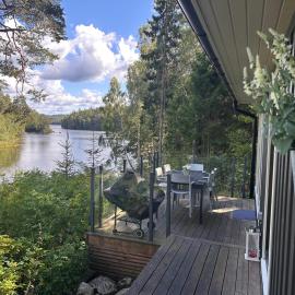 Stuga med vacker sjöutsikt