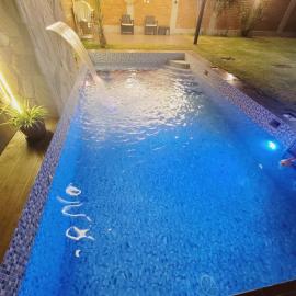 Casa con Piscina climatizada, Hotel in Trujillo