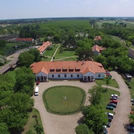 Sarlóspuszta Club Hotel โรงแรมในTatárszentgyörgy