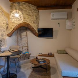 Chatzina 59 - Old Stone Maisonette near the sea, hotel u gradu Érfoi