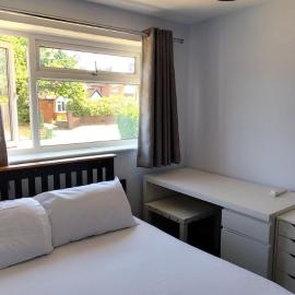 2BR Frimley Home Near High Street