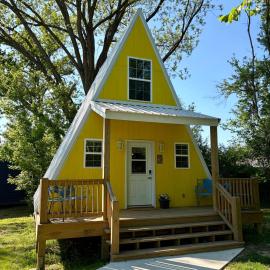 Enchanted Mermaid A-Frame, Creek, Fire Pit, Pet Friendly, hotel v mestu Cape Girardeau