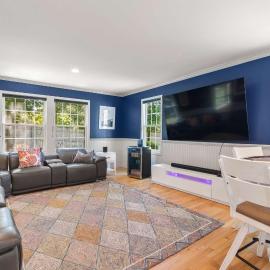 Stellar Home with Hot Tub & Movie Room, hotel v mestu Chatham