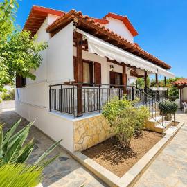 Kineta Garden Retreat - Coastal House for 8 by ΜΡS, hotel i Kineta