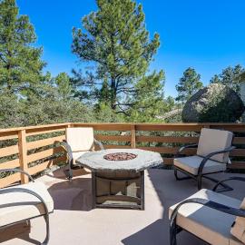 1 Mi to Courthouse Plaza! Home w/ Deck + Fireplace