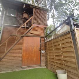 Cabane perchée à 4,50m Le Nid de La Petite Grange、Fresnes-Tilloloyのホテル