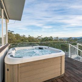 Golden Hours - Serene Bushland Outlook & Outdoor Spa