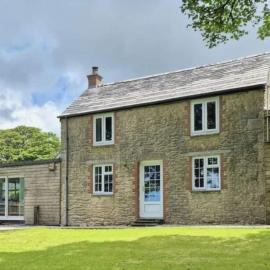 Goose Cottage with shared hot tub and sauna